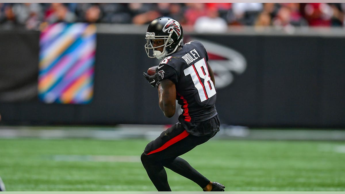 Calvin Ridley catches ball