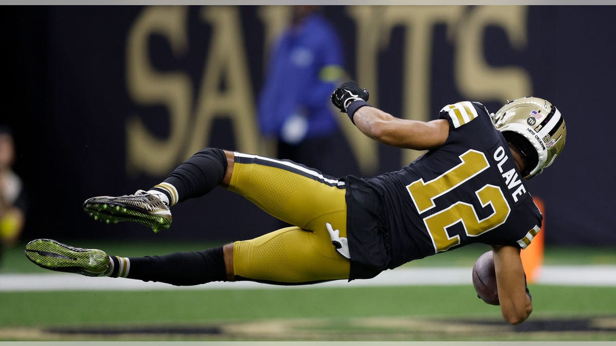 Chris Olave dives into end zone