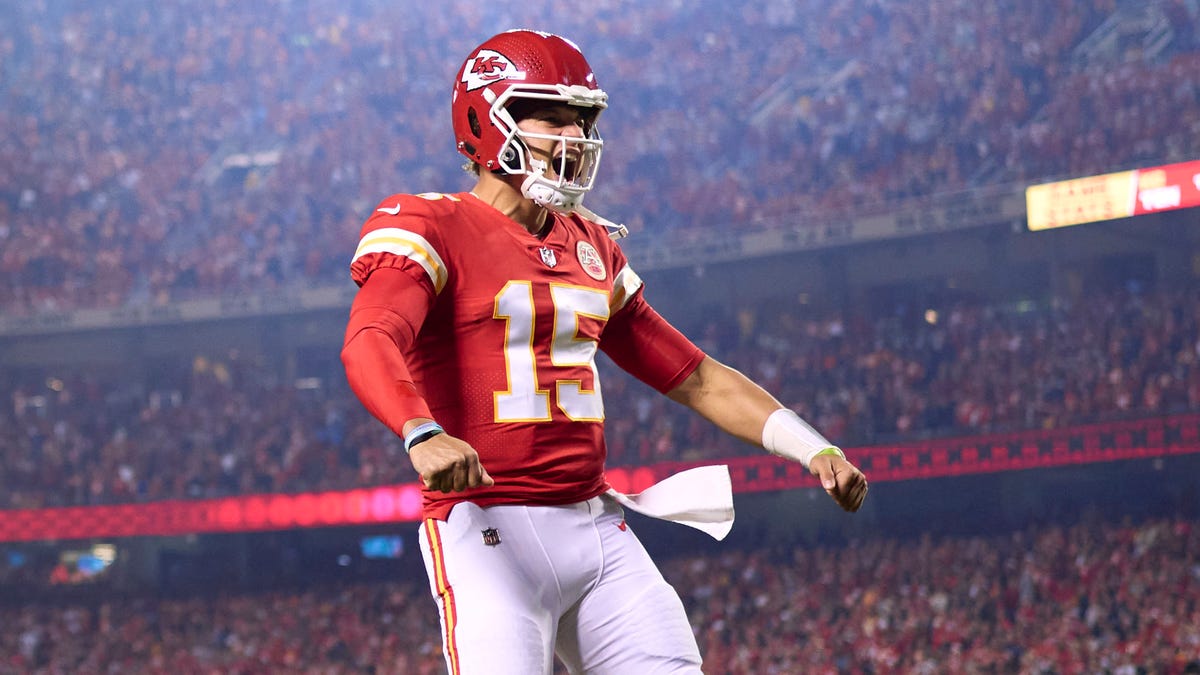 Patrick Mahomes wills Chiefs to overtime win over Titans, throws
