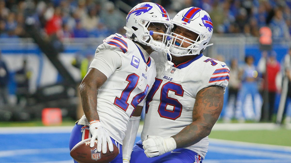 Josh Allen and Stefon Diggs dominate late as Bills rally to beat Lions on  Thanksgiving