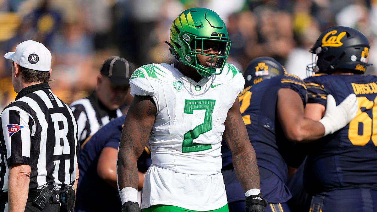 Oregon investigating after player punches Oregon State fan from behind following major upset