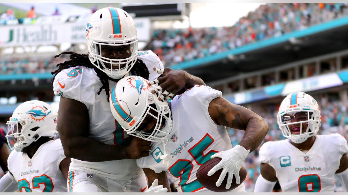 Xavien Howard celebrates touchdown