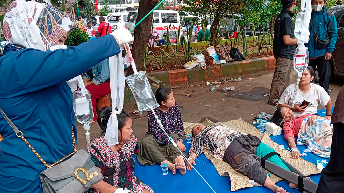People receive medical treatment after earthquake