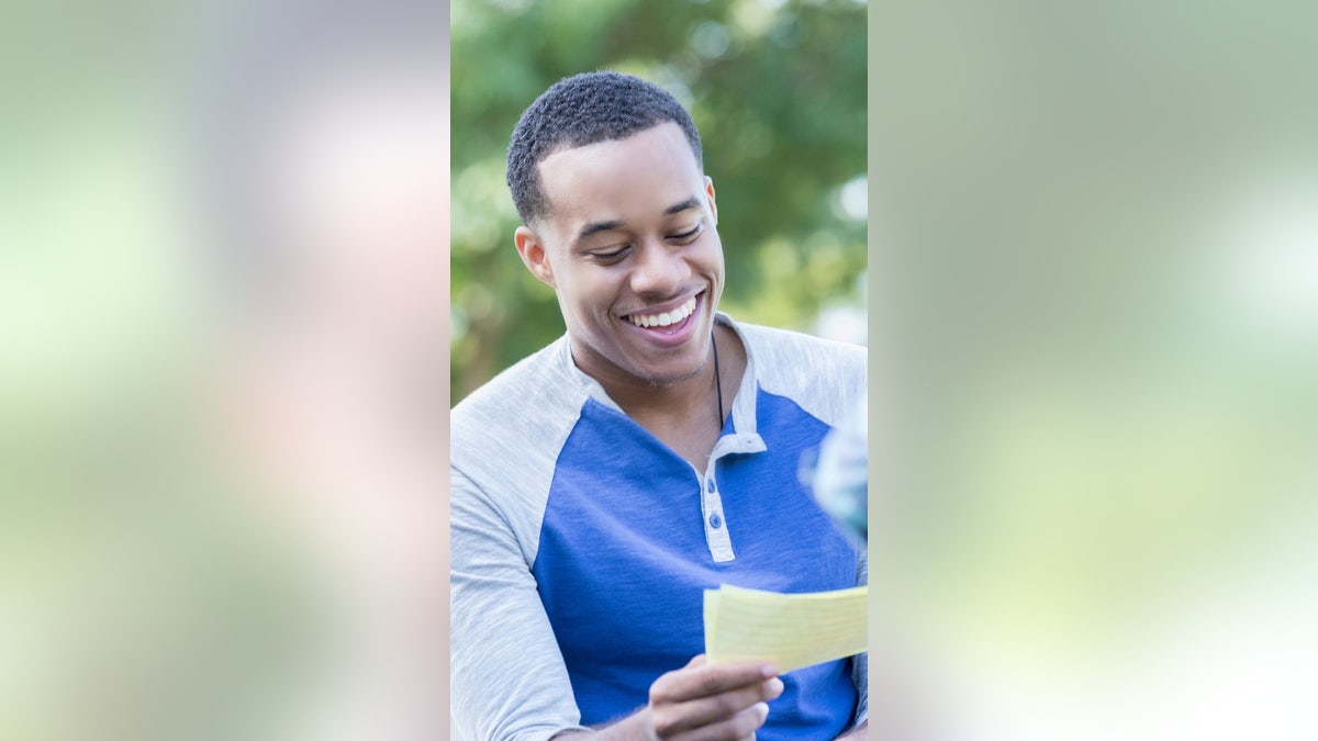 student using notecards