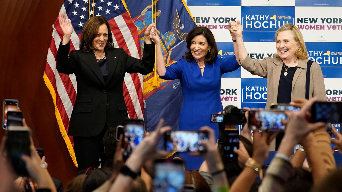 Clinton and Harris rally for Hochul