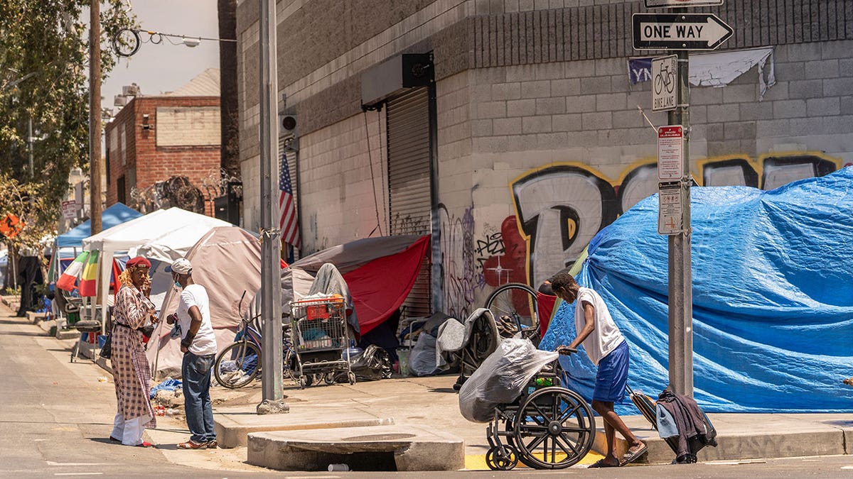Homeless tents in LA, CA