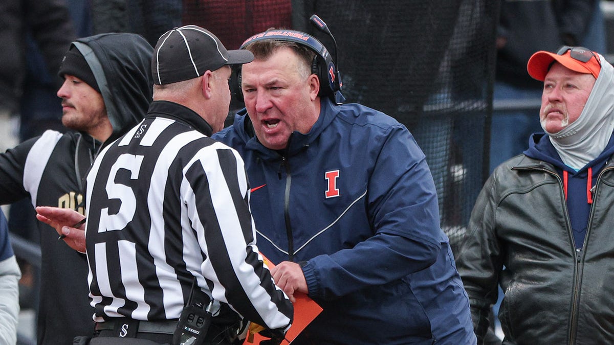 Bret Bielema in ref's face