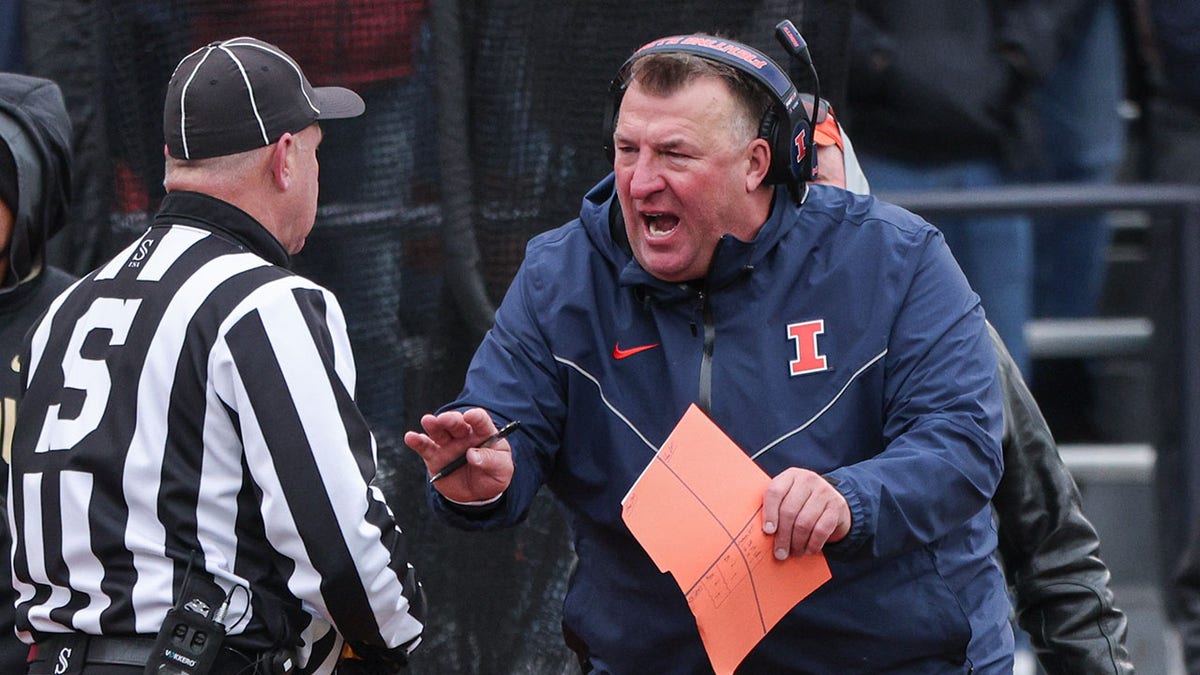 Bret Bielema yelling at ref