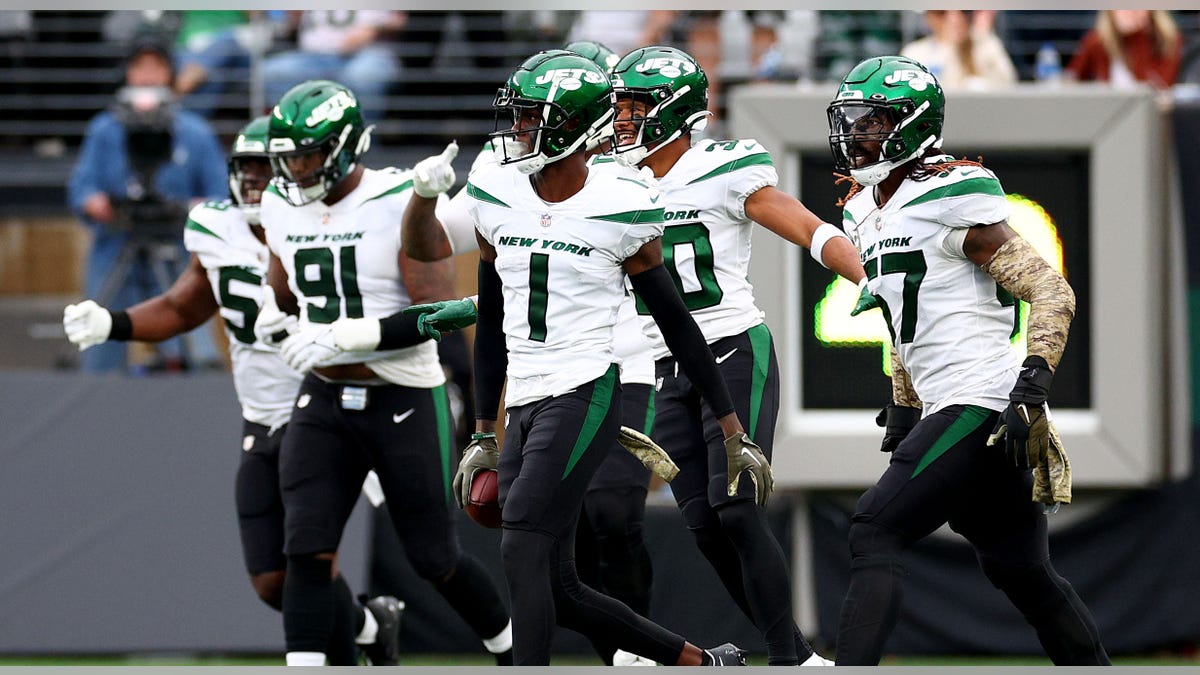 Jets defense celebrates interception