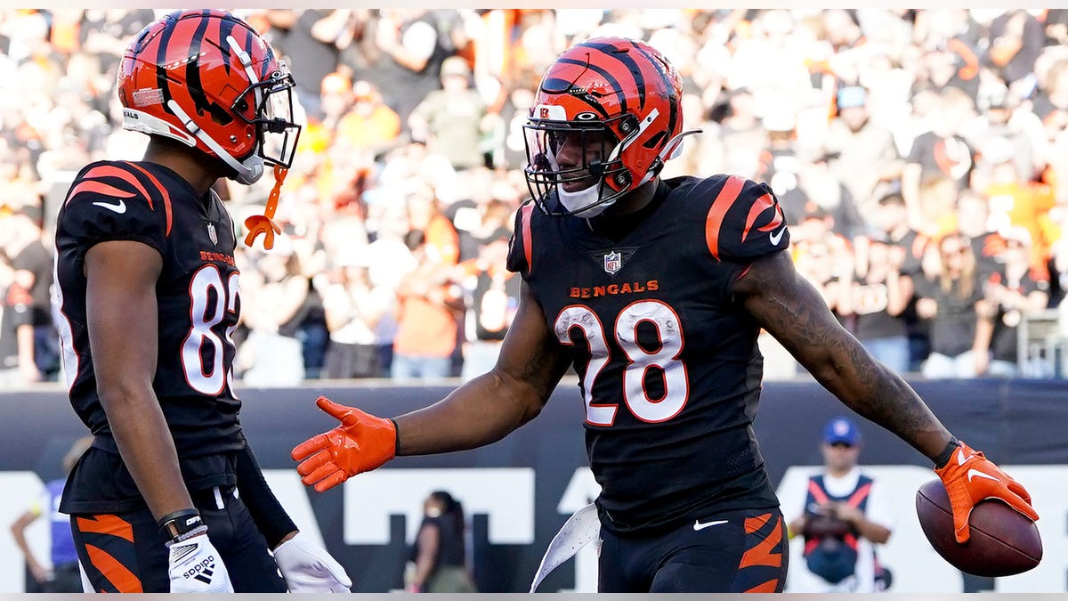 Joe Mixon high fives teammate