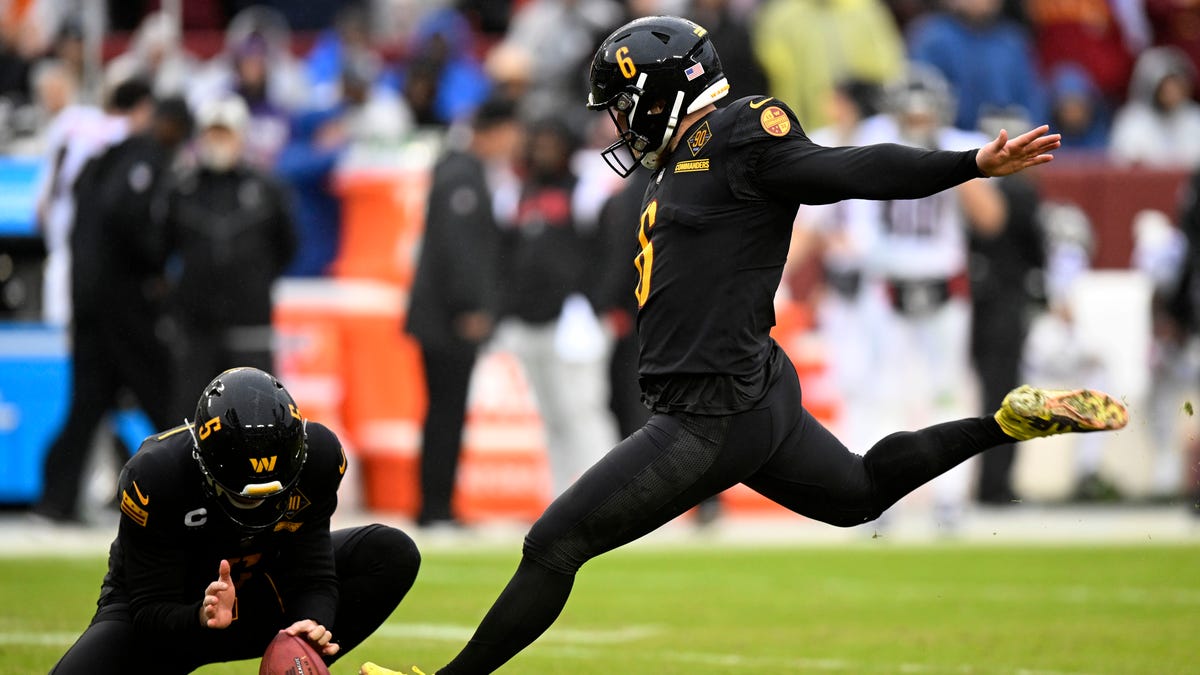 November 27, 2022: Washington Commanders quarterback Taylor Heinicke (4)  throws a pass during the NFL game between the Atlanta Falcons and the Washington  Commanders in Landover, MD. Reggie Hildred/CSM/Sipa USA(Credit Image: ©