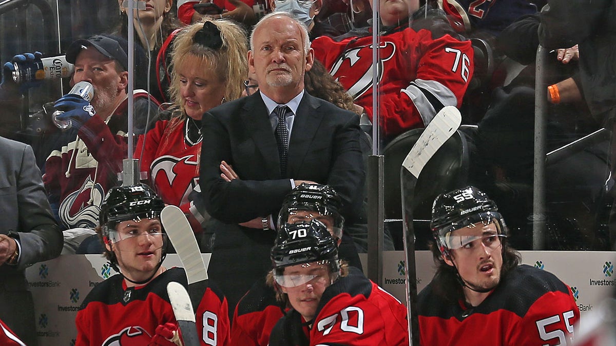 Lindy Ruff on bench