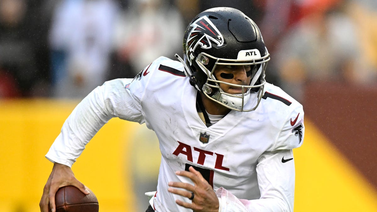 Washington Commanders running back Antonio Gibson (24) runs with the ball  during the first half of an NFL football game against the Atlanta Falcons,  Sunday, Nov. 27, 2022, in Landover, Md. (AP