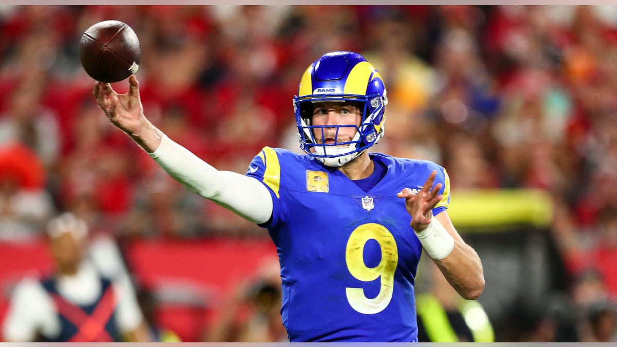 Matthew Stafford throws ball