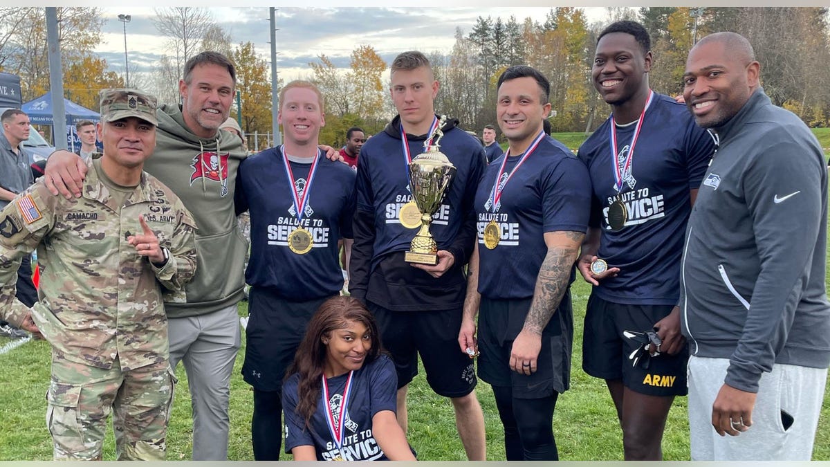 Mike Alstott poses with U.S. Army members