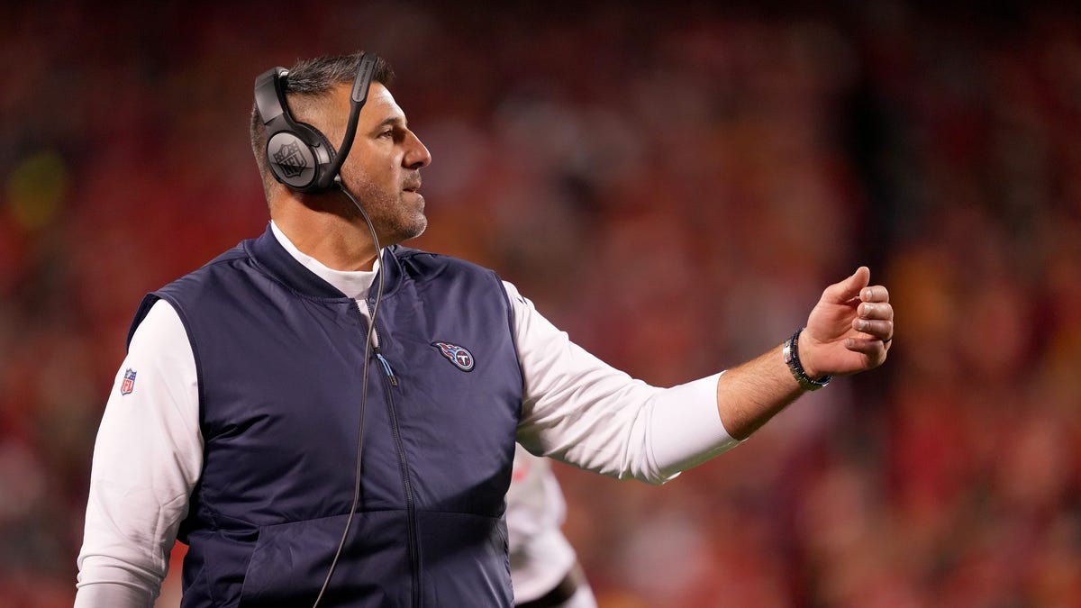 Mike Vrabel arm out