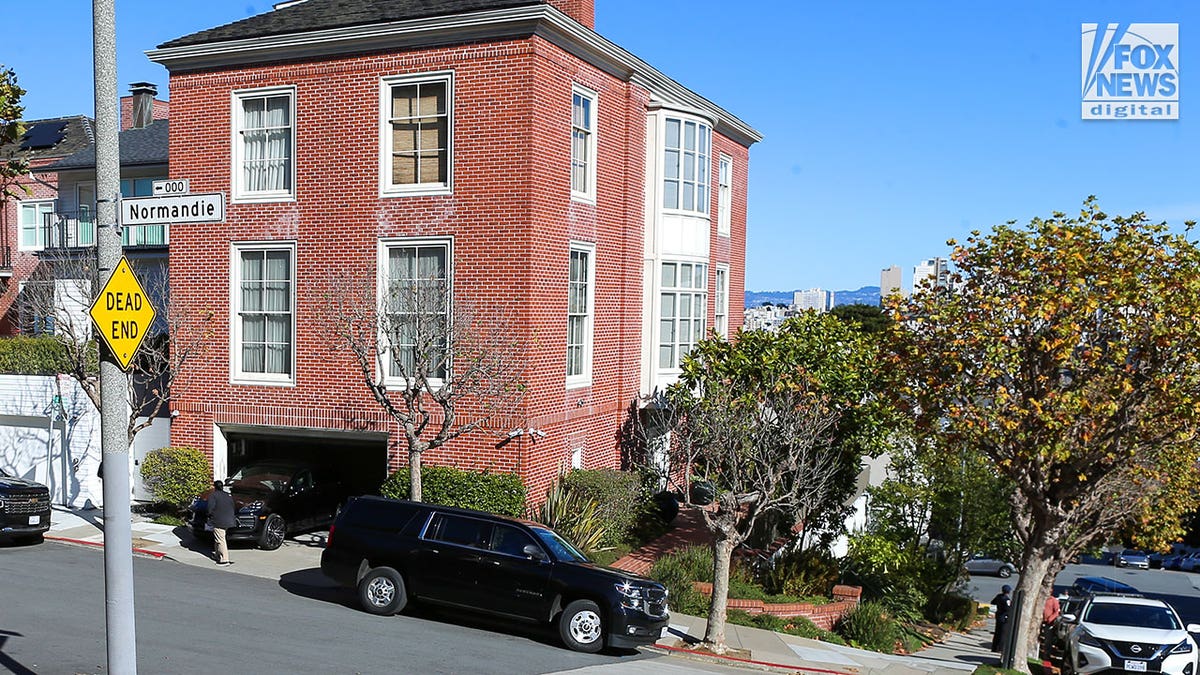 Black Porsche SUV backing into Pelosi garage