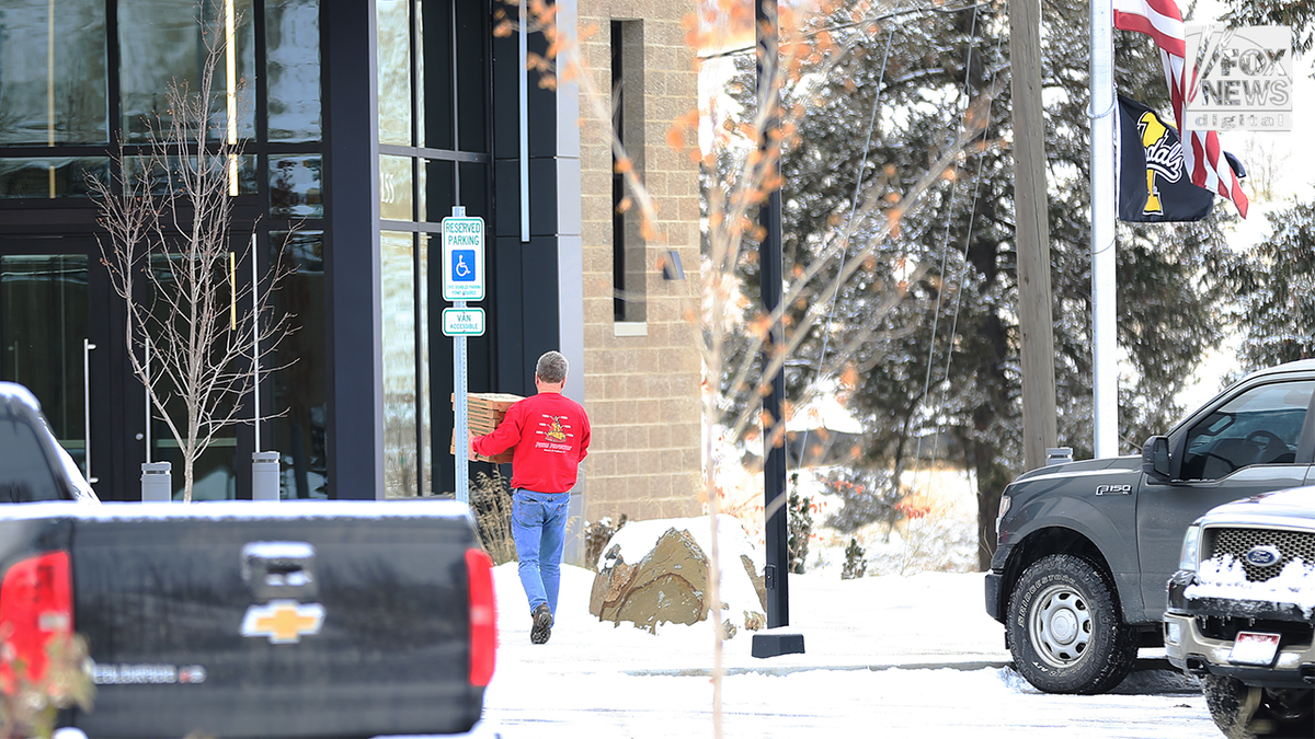 Man delivers pizza to police in Idaho