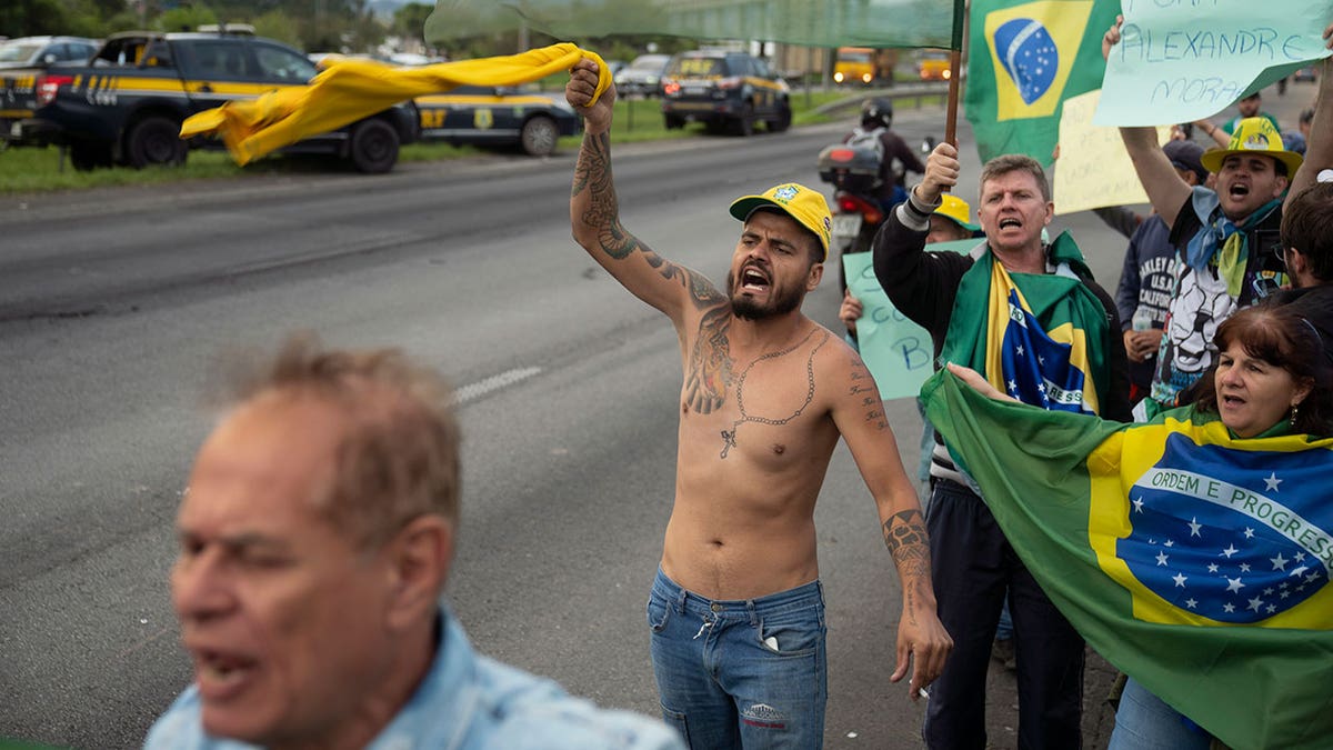 Jair Bolsonaro supporters waves flags and yell on the streets