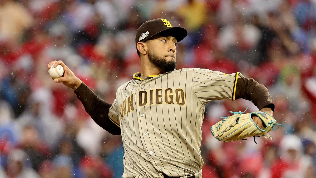 Padres' Robert Suarez ejected for sticky substance before throwing single  pitch