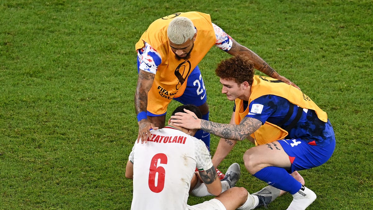 U.S. players console Saeid Ezatolahi