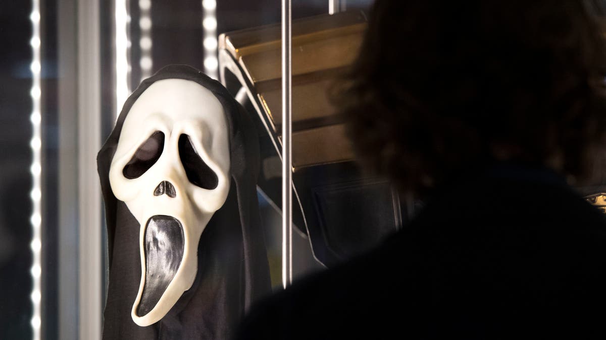 Ghost mask similar to the one in the film "Scream."