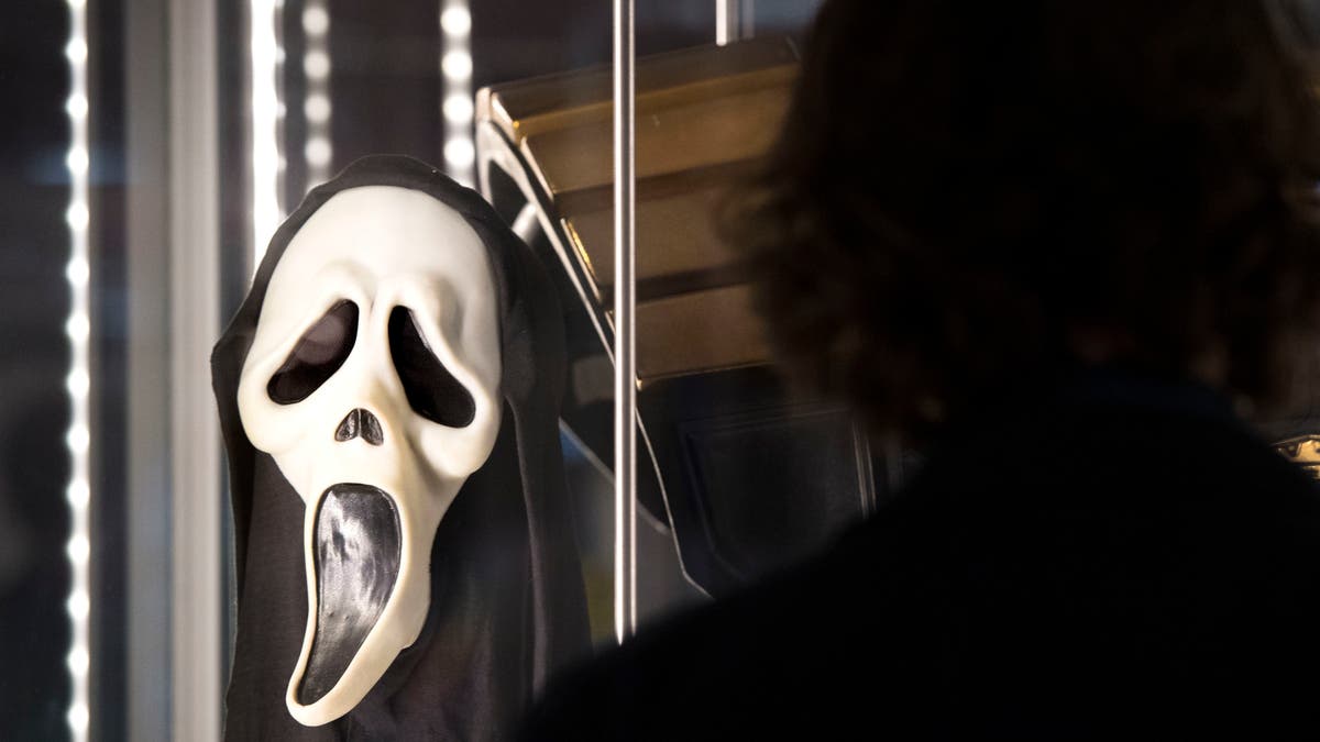 Ghost mask similar to the one in the film "Scream."