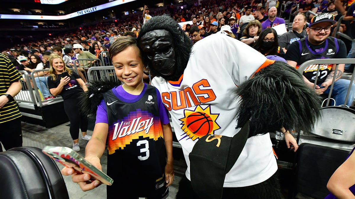 Woke' former NBA champ says Suns' gorilla mascot is racist | Fox News