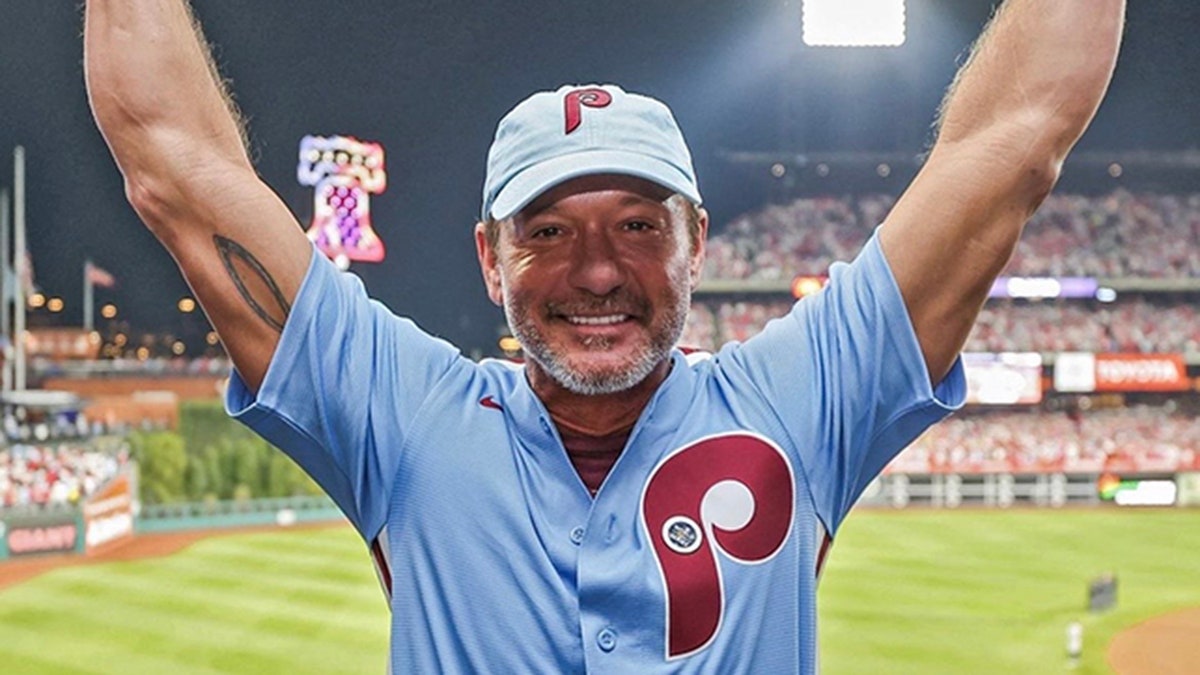 Tim McGraw honors his World Series champ father, Tug, at Phillies game