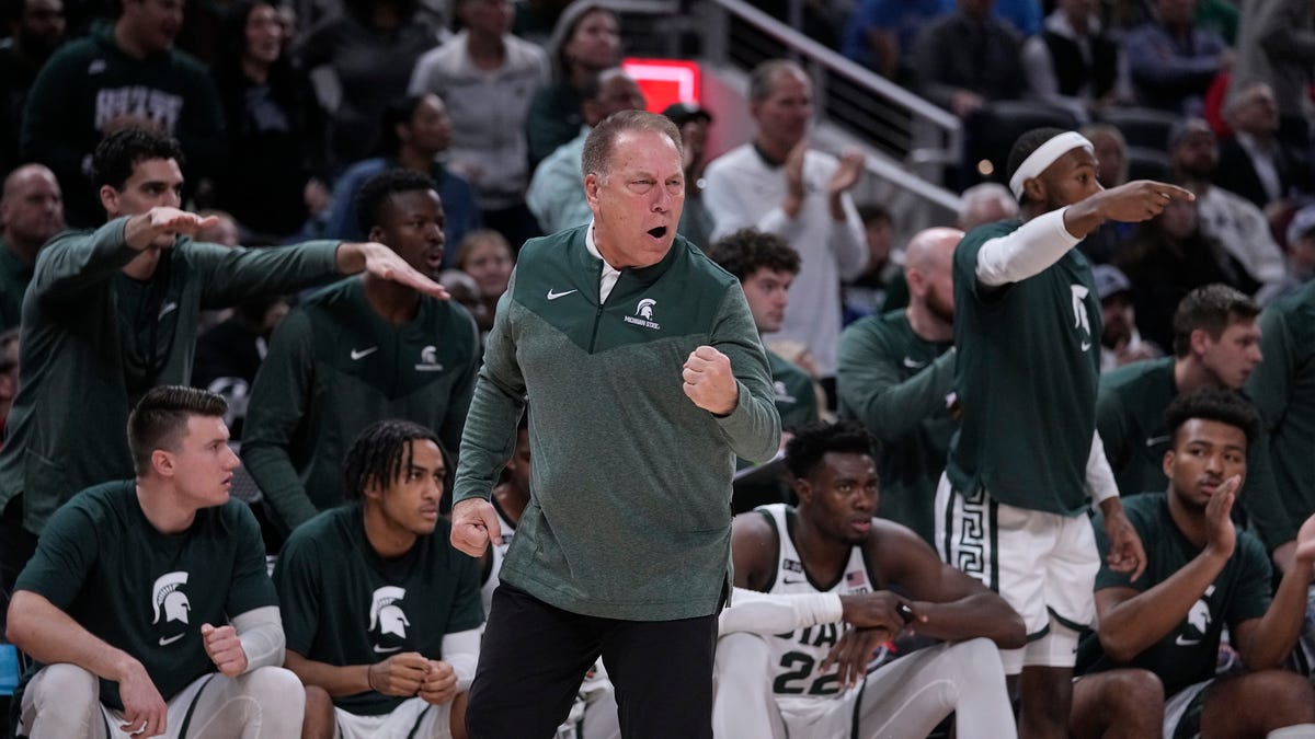 Tom Izzo reacts to play