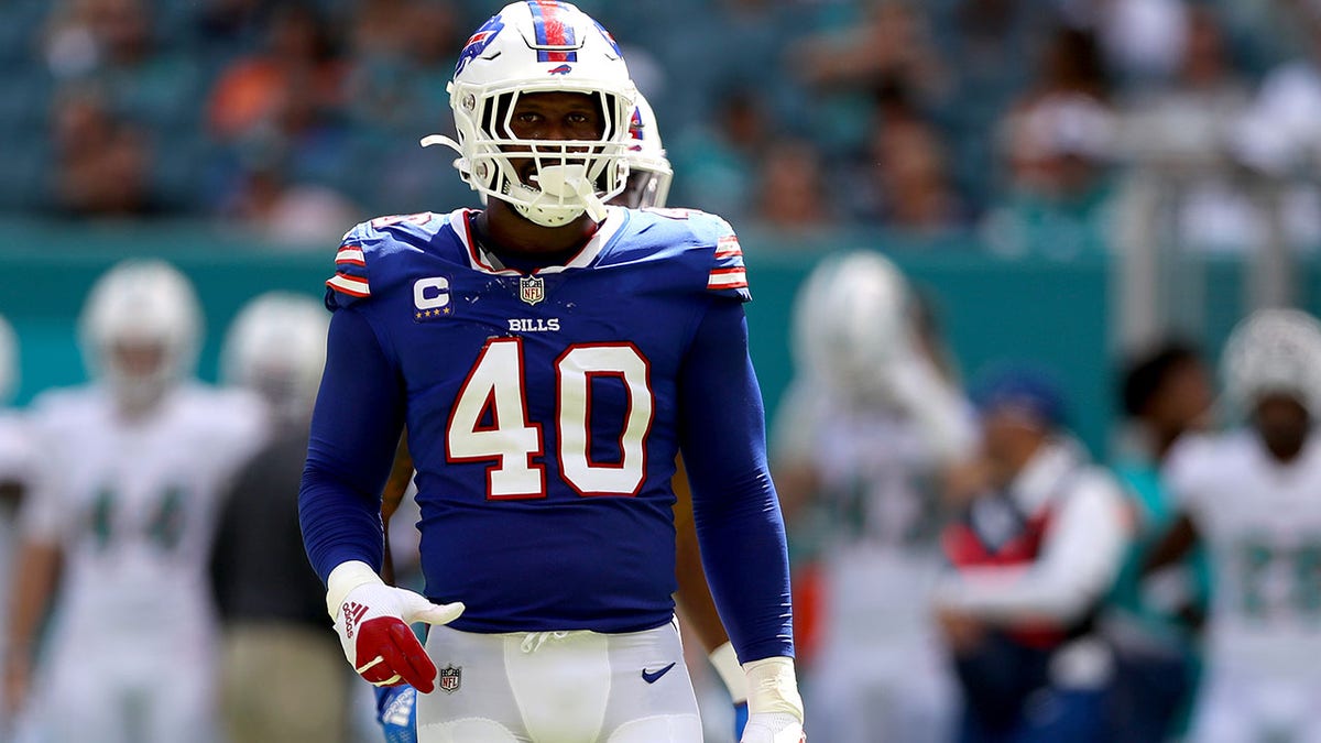 Bills’ Von Miller turns himself in to police following arrest warrant over alleged domestic violence incident 1 Von Miller against Dolphins