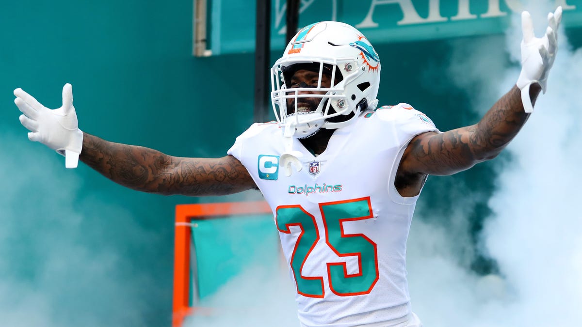 Xavien Howard with arms raised out of tunnel