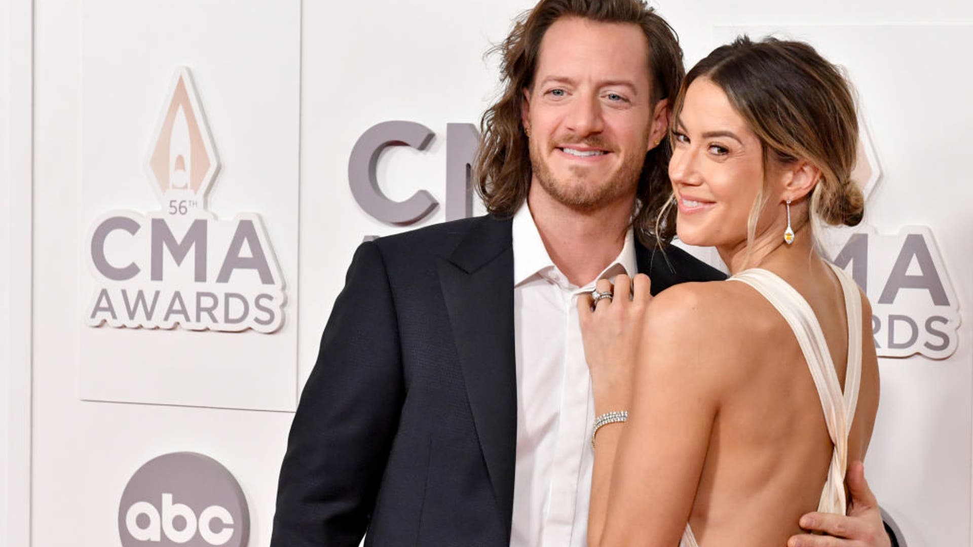 tyler hubbard hayley red carpet cmas