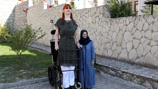 World’s tallest woman takes first flight after airline makes big accommodations