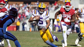 No. 7 LSU holds on to beat Arkansas, remains in first place in the SEC West