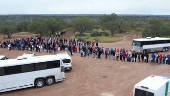 Massive group of migrants hits Texas border as end of Title 42 looms