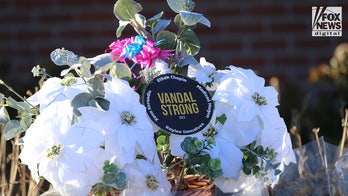 Idaho university murders: Community sets up memorials for 4 slain students as search for suspect continues