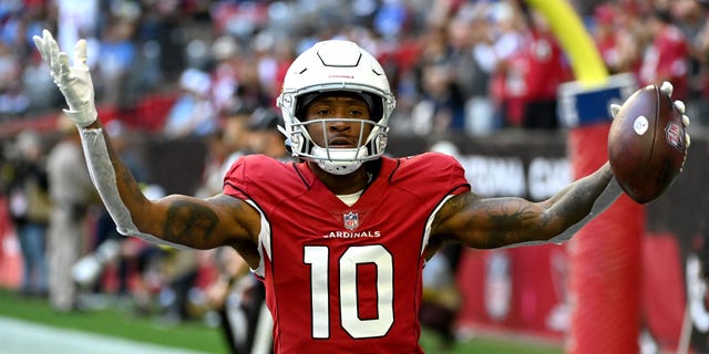 DeAndre Hopkins #10 de los Arizona Cardinals celebra después de anotar un touchdown en el primer cuarto de un juego contra Los Angeles Chargers en el State Farm Stadium el 27 de noviembre de 2022 en Glendale, Arizona.