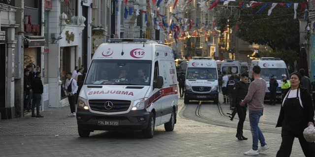 Mensen verlaten het gebied na een explosie op de beroemde Istiklal-straat in Istanbul op zondag, Istanbul, zondag 13 november 2022. 