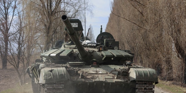 Ukraine Getting 90 Refurbished T-72B Tanks From US, The Netherlands ...