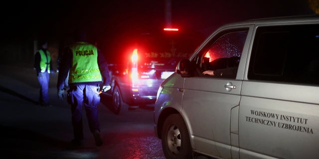 Un vehículo pasa frente a un bloqueo policial después de una explosión en <u>Przewodów</u>a town in eastern Poland near the Ukrainian border, on November 16, 2022. “/></source></source></source></source></picture></div>
<div class=