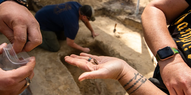 Bola de mosquete derretida descubierta en el sitio de excavación.