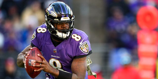 Lamar Jackson #8 de los Baltimore Ravens vuelve a pasar durante el último cuarto de un partido de fútbol americano de la NFL contra los Carolina Panthers en el M&T Bank Stadium el 20 de noviembre de 2022 en Baltimore, Maryland.