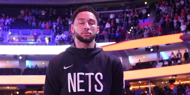 El número 10 de los Brooklyn Nets, Ben Simmons, representa el himno nacional antes del partido contra los Philadelphia 76ers el 22 de noviembre de 2022 en el Wells Fargo Center de Filadelfia.