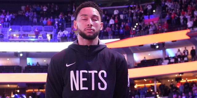 El número 10 de los Brooklyn Nets, Ben Simmons, representa el himno nacional antes del partido contra los Philadelphia 76ers el 22 de noviembre de 2022 en el Wells Fargo Center de Filadelfia.