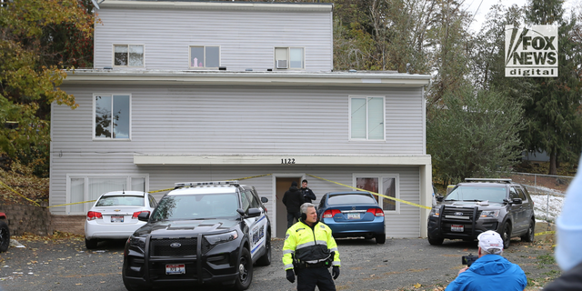 A polícia faz uma busca em uma casa em Moscou, Idaho, na segunda-feira, 14 de novembro de 2022, onde quatro estudantes da Universidade de Idaho foram mortos no fim de semana em um aparente homicídio quádruplo.