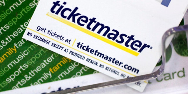 DOSSIER - Les billets et les cartes-cadeaux de Ticketmaster sont présentés au box-office de San Jose, en Californie, le 11 mai 2009. Une prévente pour la tournée américaine de Swift l'année prochaine a entraîné crash après crash sur Ticketmaster.  Une prévente pour la tournée américaine de Swift l'année prochaine a entraîné crash après crash sur Ticketmaster. 