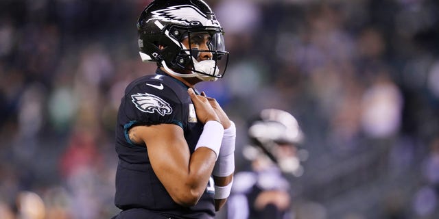 Jalen Hurts #1 of the Philadelphia Eagles warms up before the game against the Green Bay Packers at Lincoln Financial Field on November 27, 2022 in Philadelphia, Pennsylvania.