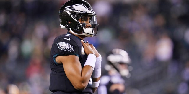 Jalen Hurts #1 of the Philadelphia Eagles warms up before the game against the Green Bay Packers at Lincoln Financial Field on November 27, 2022 in Philadelphia, Pennsylvania.