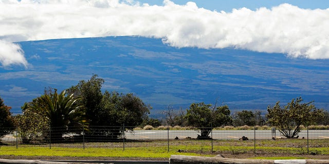Mauna Loa được nhìn thấy từ Khu giải trí Gilbert Kahele ngoài Đường Saddle trên Đảo Lớn của Hawaii vào ngày 27 tháng 10 năm 2022. Mặt đất đang rung chuyển và sưng tấy tại Mauna Loa, ngọn núi lửa đang hoạt động lớn nhất trên thế giới, cho thấy nó có thể phun trào. 